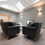Stunning Split-Level Apartment In Heart Of Fulham