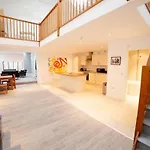 Stunning Split-Level Apartment In Heart Of Fulham