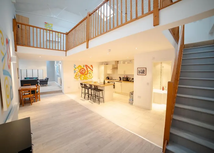 Stunning Split-Level Apartment In Heart Of Fulham